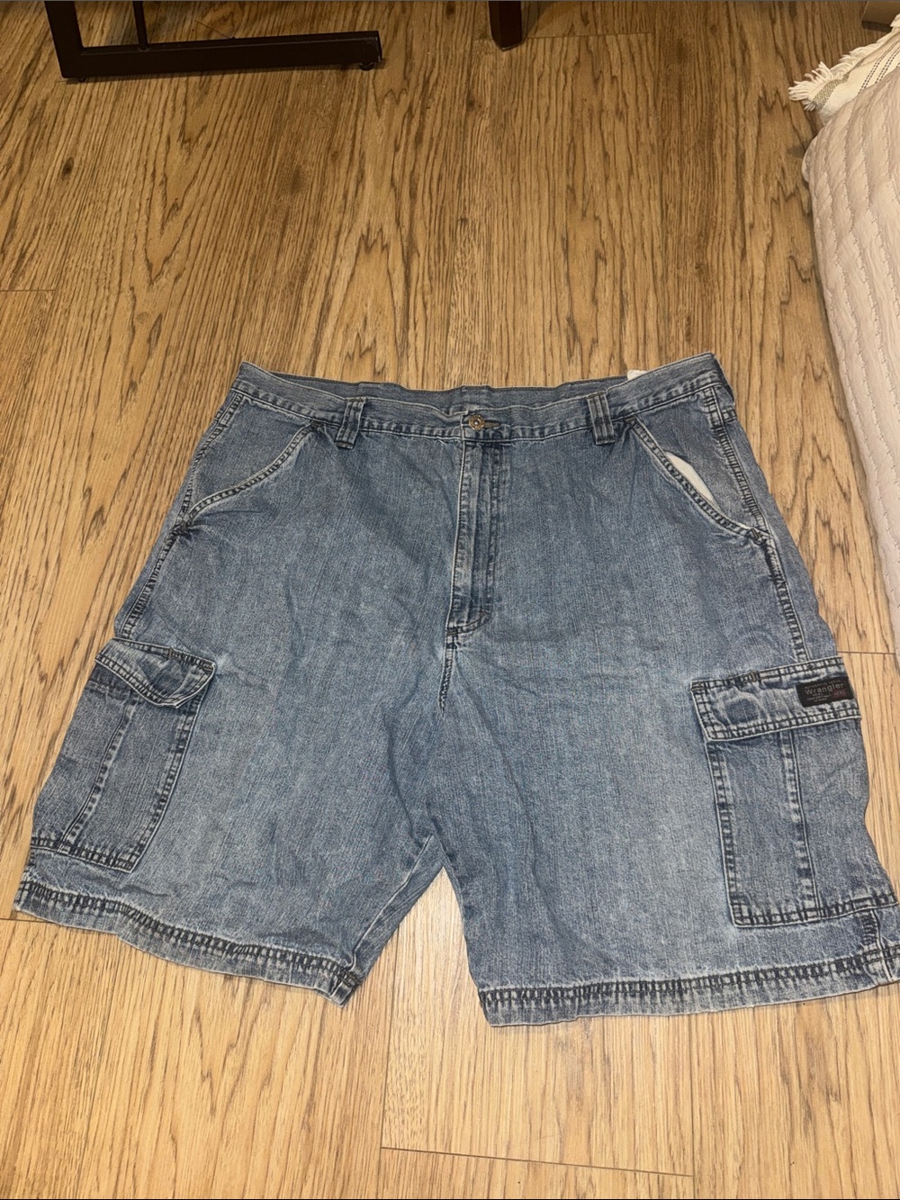 Wrangler Blue Denim Cargo Shorts with Utility Pockets Size 40 VTG